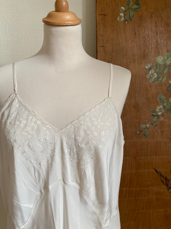 1940s white ivory embroidered flowers leaf silk s… - image 4