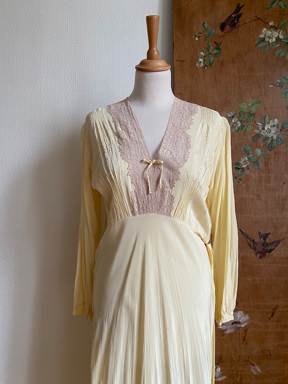 1930s pale pastel yellow silk and lace embroidere… - image 1