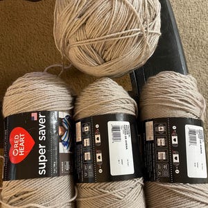 Lot of 5 skeins  Red heart Super Saver yarn Oatmeal.