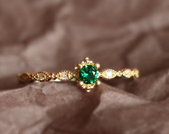 Anillo de oro de 9 quilates con esmeralda, delicado anillo minimalista con gema.