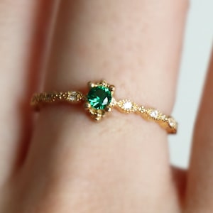 Anillo de oro de 9 quilates con esmeralda, delicado anillo minimalista apilable con piedras preciosas.
