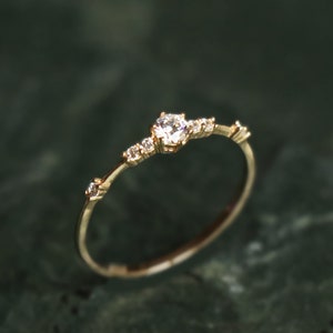 Anello sottile impilabile elegante in oro massiccio 14K, anello delicato in oro, anello sottile impilabile. Regalo per lei, gioielli estivi, fede nuziale