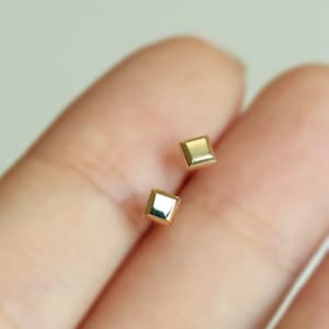 Pendientes diminutos de oro macizo de 9K, pendientes delicados e impresionantes, pendientes delicados minimalistas, pendientes de oro real de 9k, regalo, pendientes brillantes