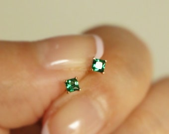 Petites boucles d'oreilles en or massif 14 carats avec pierres précieuses vert émeraude, boucles d'oreilles en or véritable 14 carats et émeraude, boucles d'oreilles minimalistes en or 14 carats