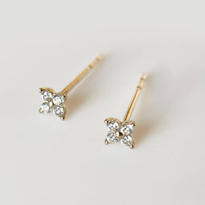 Delicados pendientes de botón con estrellas en oro macizo de 14 quilates, delicados pendientes celestiales de oro auténtico de 14 quilates, pendientes de estrellas brillantes, regalo para ella
