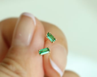 Örhängen i 14 karat guld med smaragd, minimalistiska och eleganta smycken