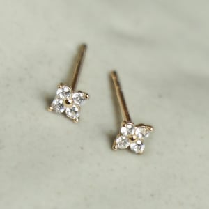 Örhängen i 14K massivt guld, elegant fyrklöverdesign bild 4