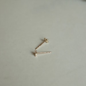 Örhängen i 14K massivt guld, elegant fyrklöverdesign bild 9