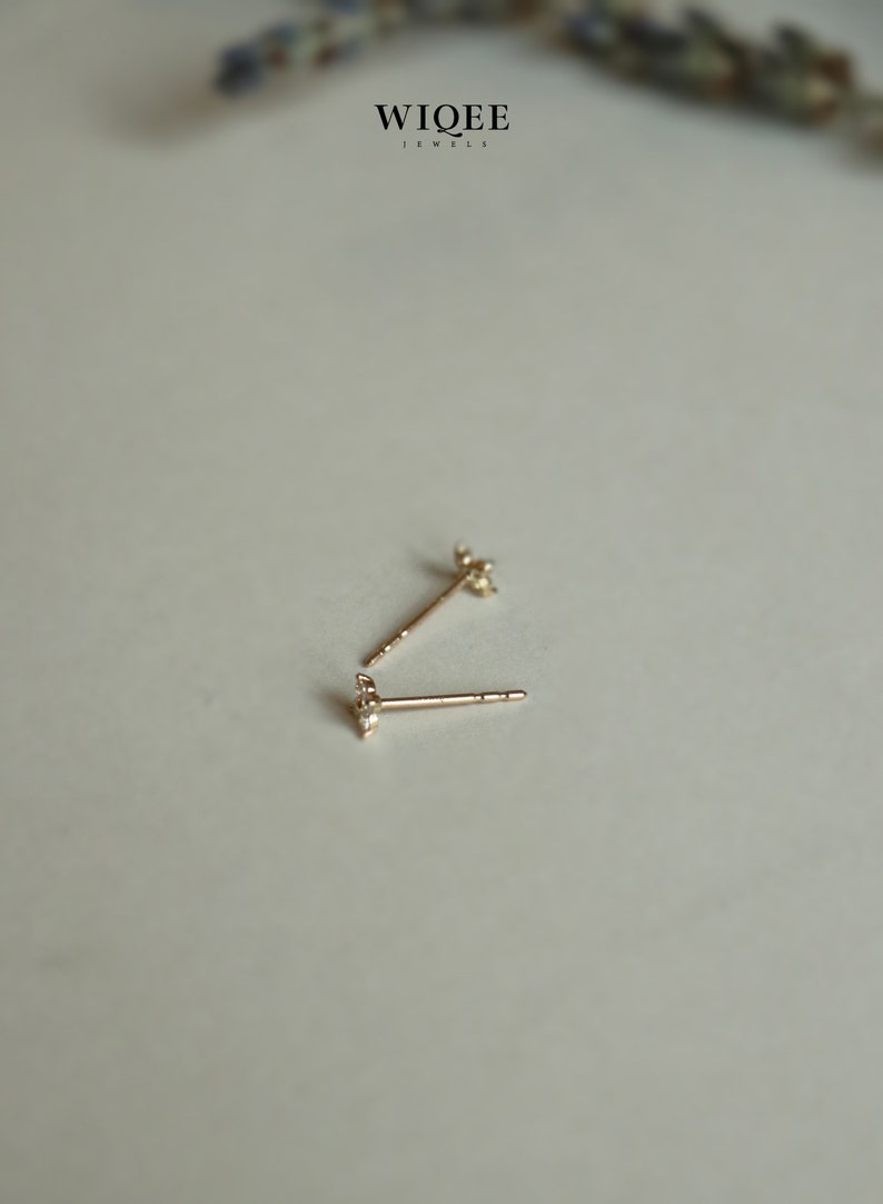 Örhängen i 14K massivt guld, elegant fyrklöverdesign bild 9