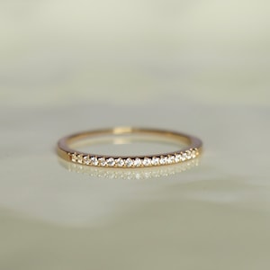 14K Solid Gold eleganter stapelbarer dünner Bandring, zierlicher Goldring, stapelbarer dünner Ring. Geschenk für Sie, Sommer Schmuck
