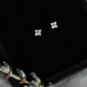Örhängen i 14K massivt guld, elegant fyrklöverdesign bild 6