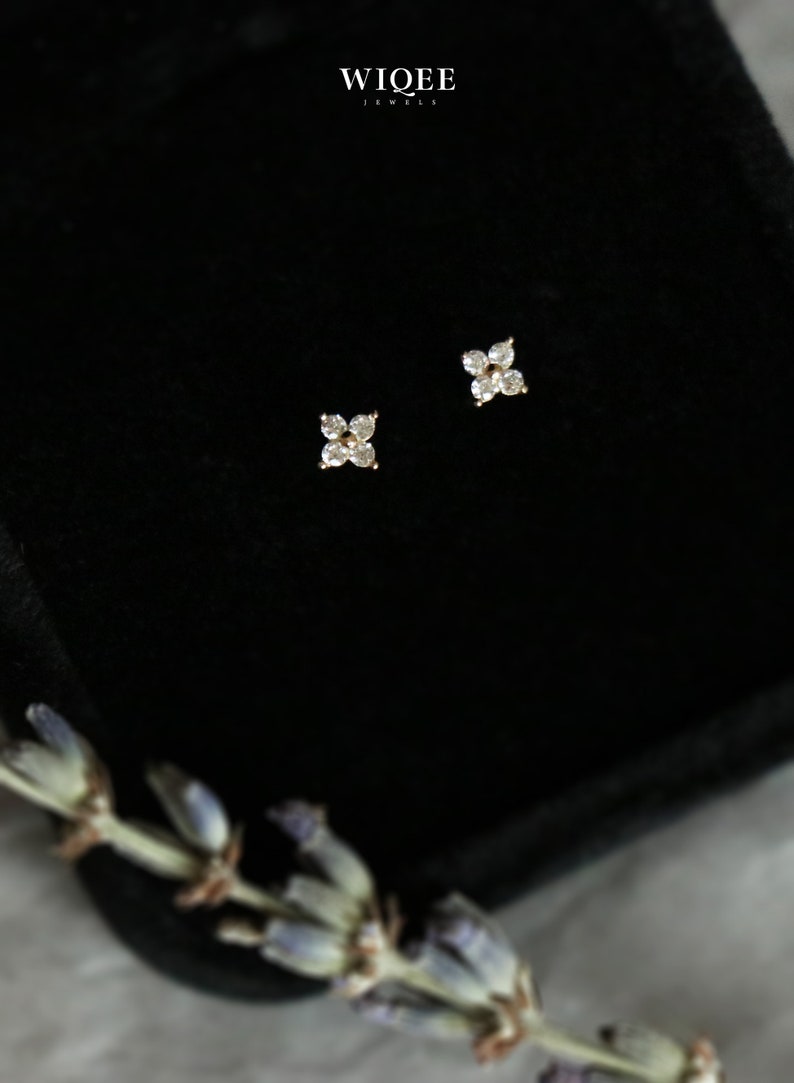 Örhängen i 14K massivt guld, elegant fyrklöverdesign bild 6