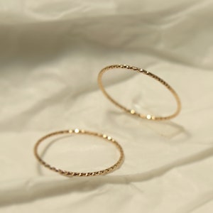 14K Solid Gold eleganter stapelbarer dünner Bandring, zierlicher Goldring, stapelbarer dünner Ring.