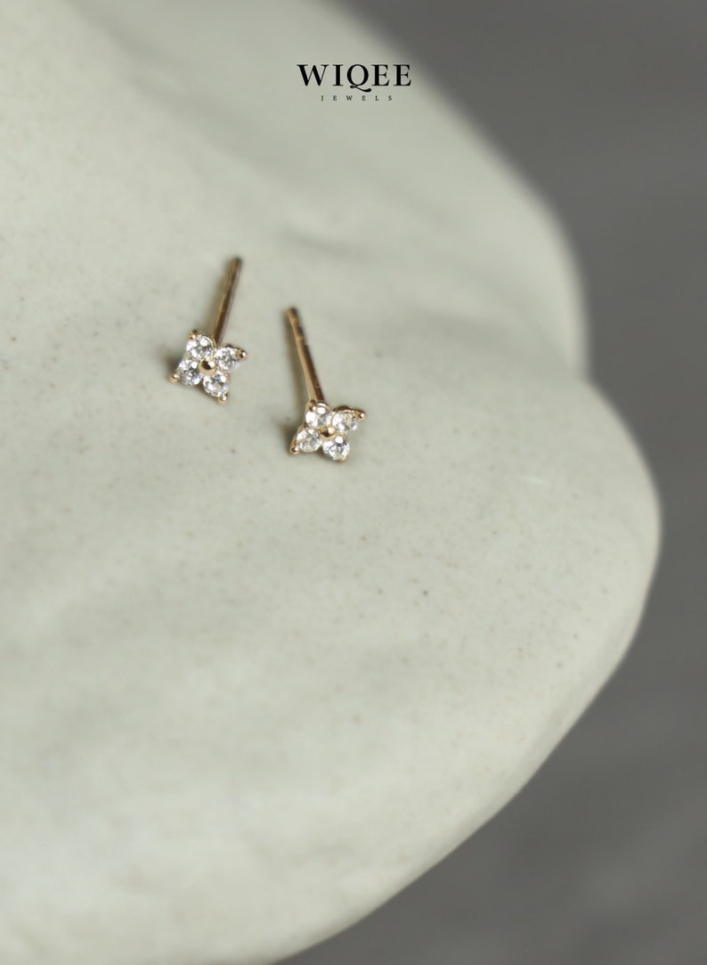 Örhängen i 14K massivt guld, elegant fyrklöverdesign bild 4