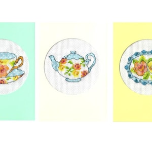 Vintage borduurkaart: theepot, theekop of bloemenbanner