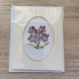 Afgewerkte geborduurde mini-borduurkaart met bloemen en bijpassende envelop, kaartformaat 89 x 114 mm