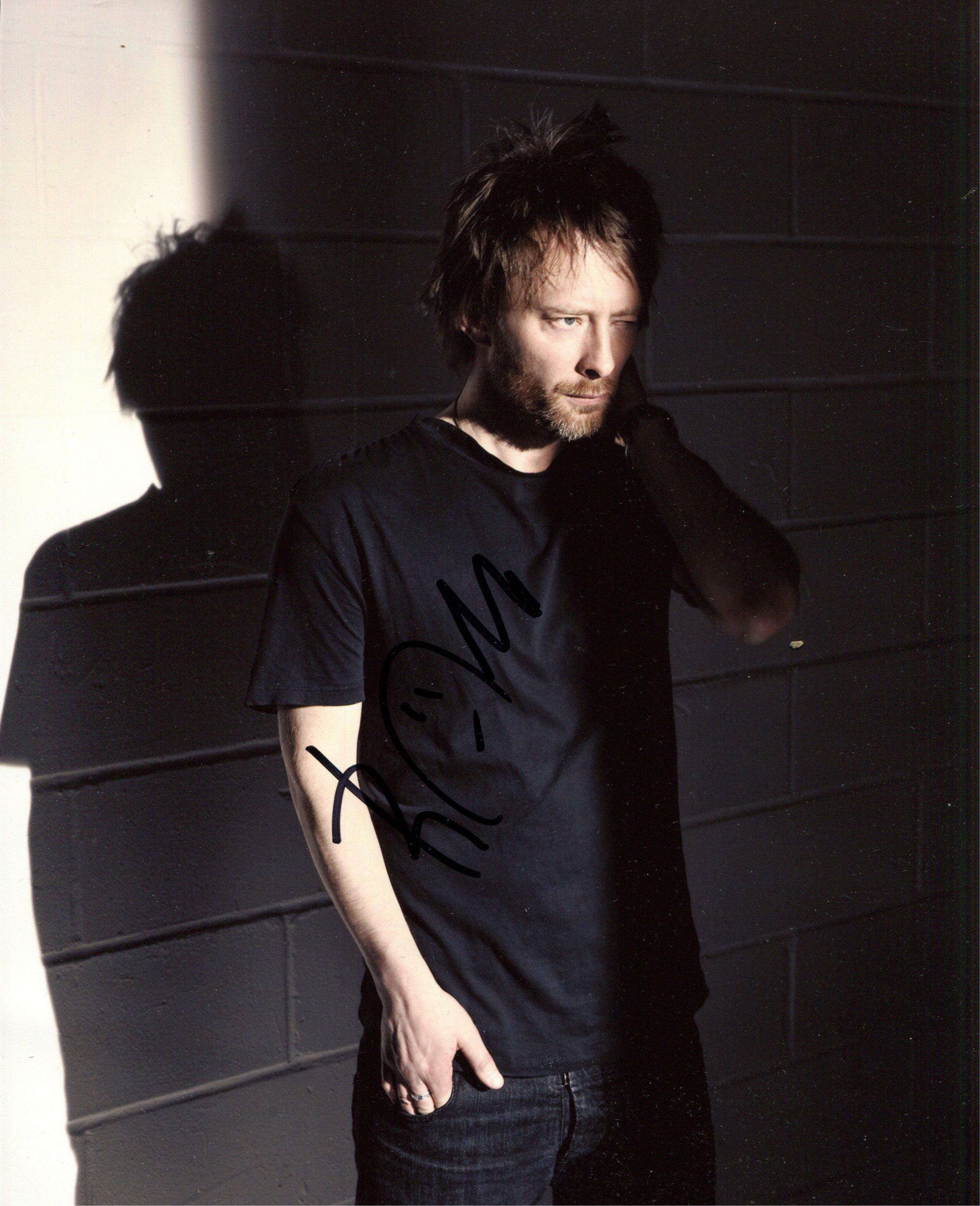 素晴らしいトム・ヨーク（レディオヘッド）直筆サイン入り 10 インチ x