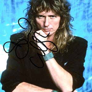 Magnífica fotografía de 10" x 8" firmada a mano por David Coverdale.