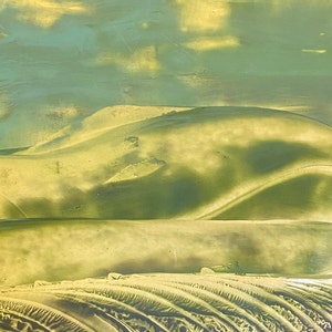 Puede incluir: Pintura abstracta de paisaje con tonos verdes y amarillos. La obra presenta colinas onduladas y un efecto texturizado y en capas, creando una sensación de profundidad y movimiento. La paleta de colores evoca una sensación natural y terrosa.