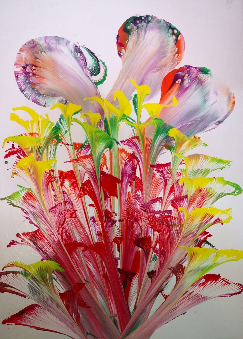 Op de afbeelding: Abstracte schilderij van een kleurrijk bloemenboeket met rode, gele, groene en paarse verf. De bloemen zijn gestileerd en hebben een uniek, vloeibaar ontwerp.