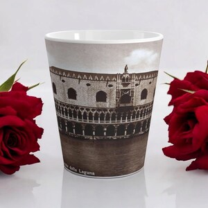 Mug vintage Venice Latte, design de carte postale sépia, architecture gothique, tasse emblématique de l'Italie, souvenir de voyage en Italie, cadeau pour amateur de café