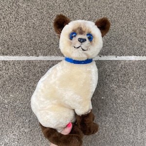 Vintage 1980 Siamese Cat plush stuffed toy made in Korea Dakin Fun Farm, realistic beige & brown kitty with blue eyes family gift ideas