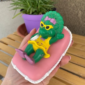 Rare Baby Bop green dinosaur pvc figurine bath tub 1995, collectable vintage Barney’s friends from tv series
