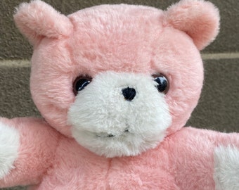 テディベア　ピンク　ぬいぐるみ　レトロ　ヴィンテージ 白い足を持つヴィンテージピンクのクマのぬいぐるみ、古いクマの