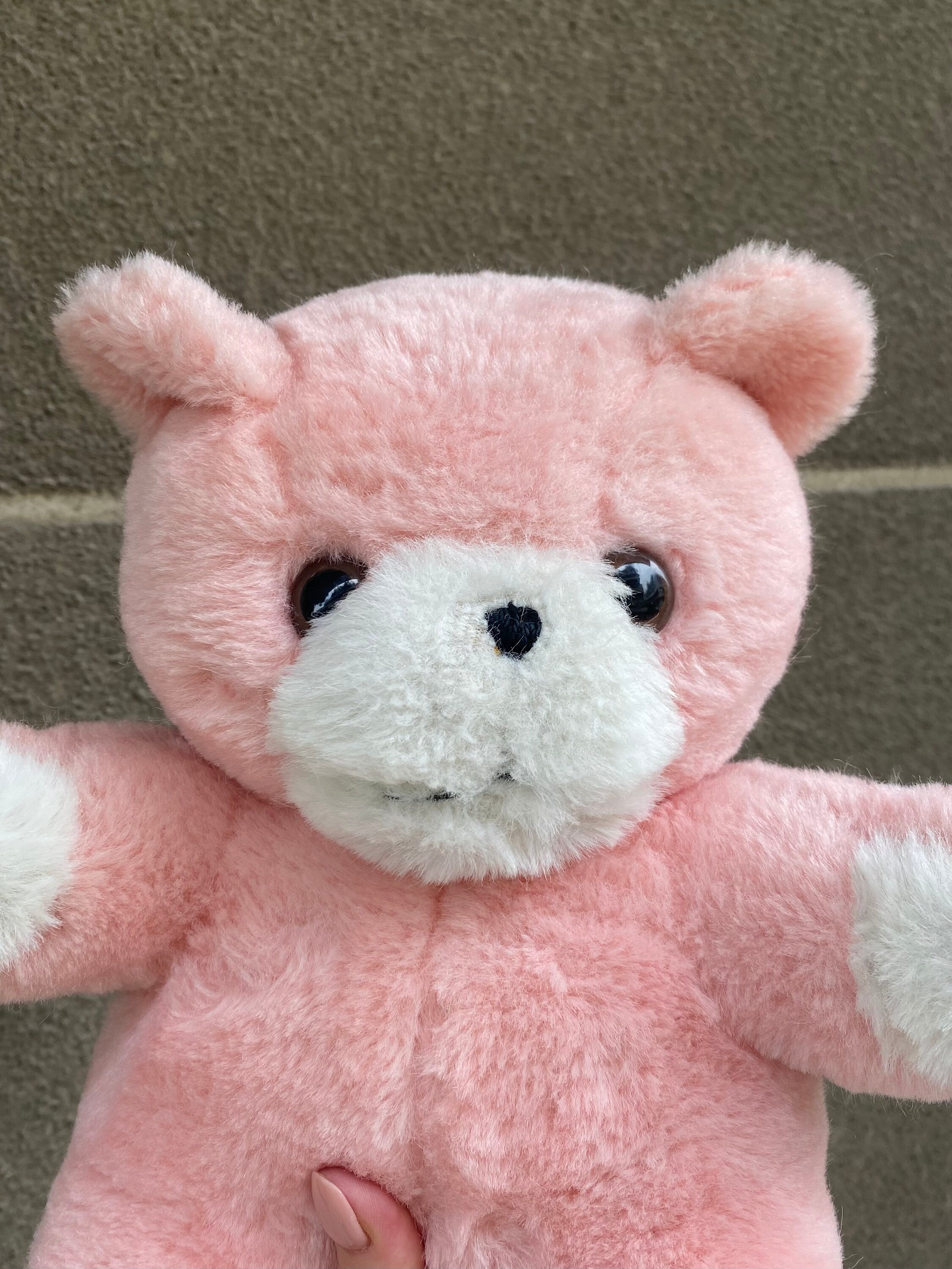 テディベア　ピンク　ぬいぐるみ　レトロ　ヴィンテージ 白い足を持つヴィンテージピンクのクマのぬいぐるみ、古いクマの