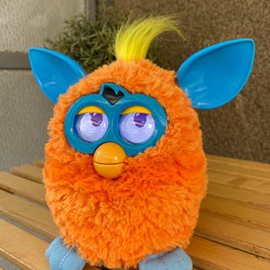 WORKING orange Furby Orangutan 2012 with blue ears Hasbro, talking interactive toy for a gift