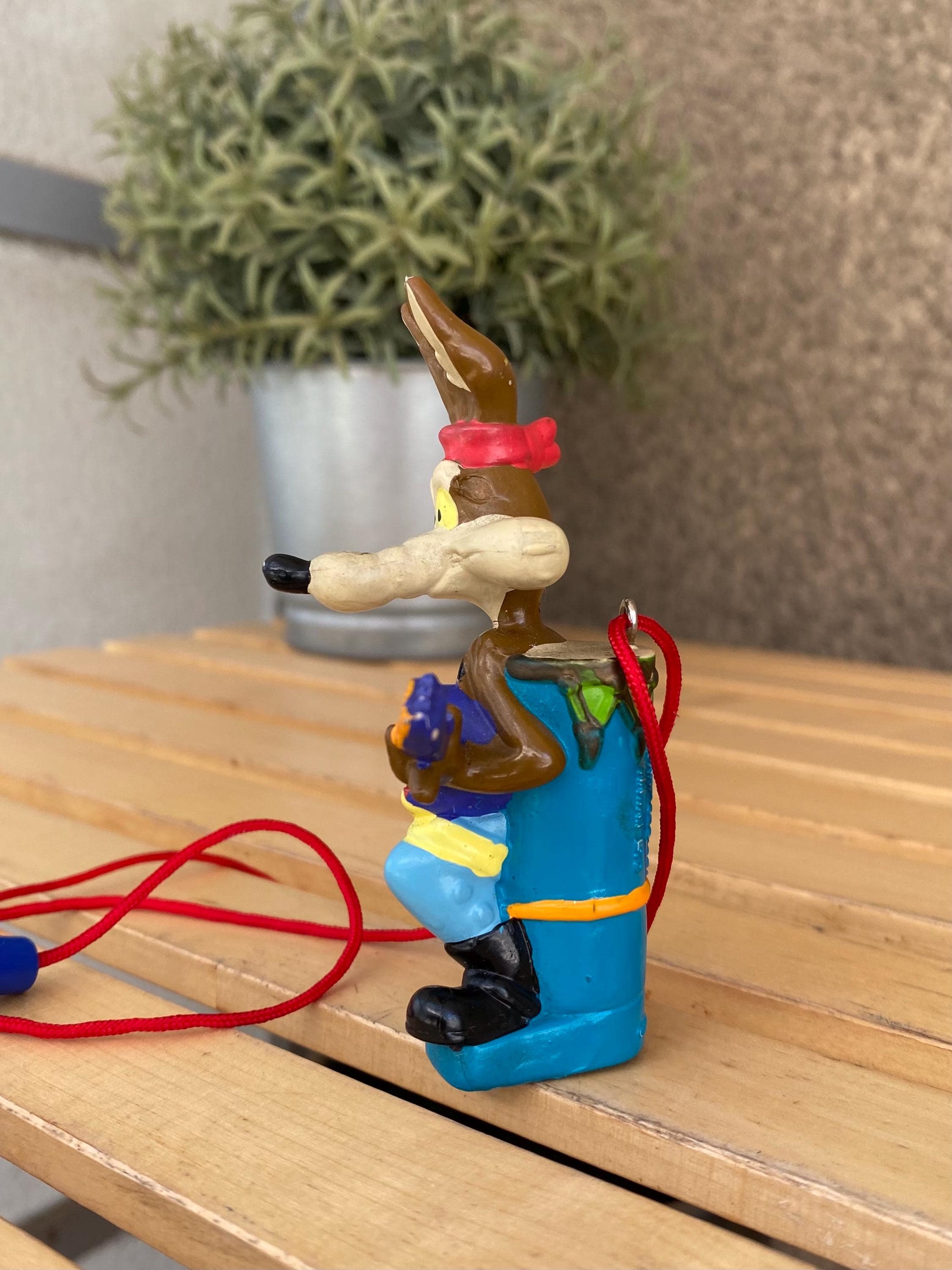 Vintage Wile E. Coyote Necklace & Pencil Holder 1995 Looney Tunes
