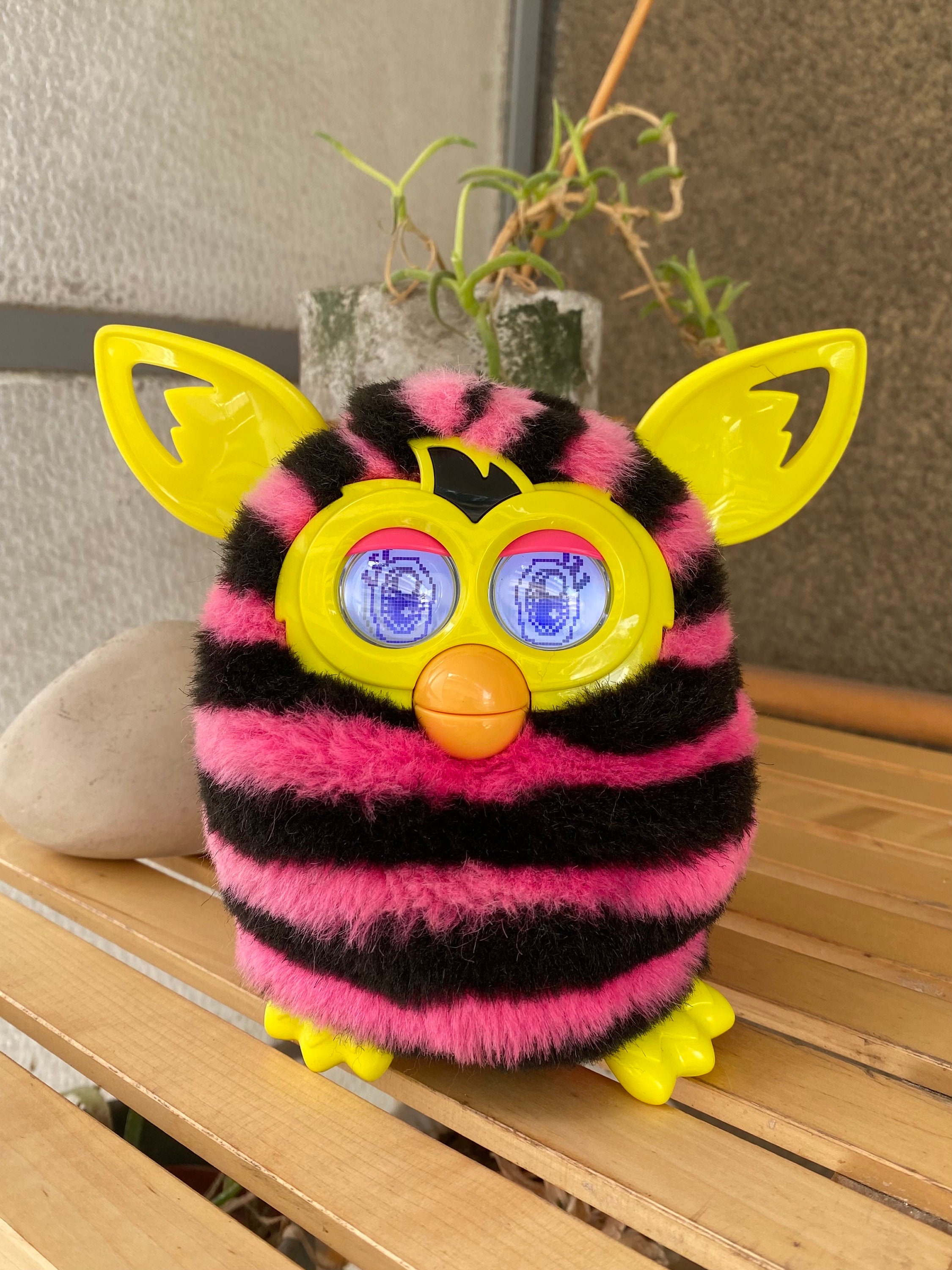 Furby BOOM tacheté blanc rose et violet parlant anglais