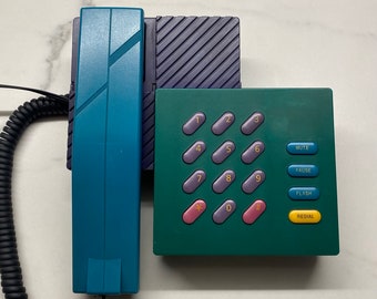 Vintage groen paars en blauwe telefoon jaren 80 in werkende staat, stijlvolle retro ongebruikelijke vaste telefoon