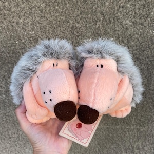 Vintage Andrew Brownsword un paio di 2 Hugging Hedgehogs peluche 1991, simpatico animale di peluche con etichetta di carta per un regalo