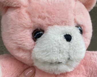 白い足を持つヴィンテージピンクのクマのぬいぐるみ、古いクマの