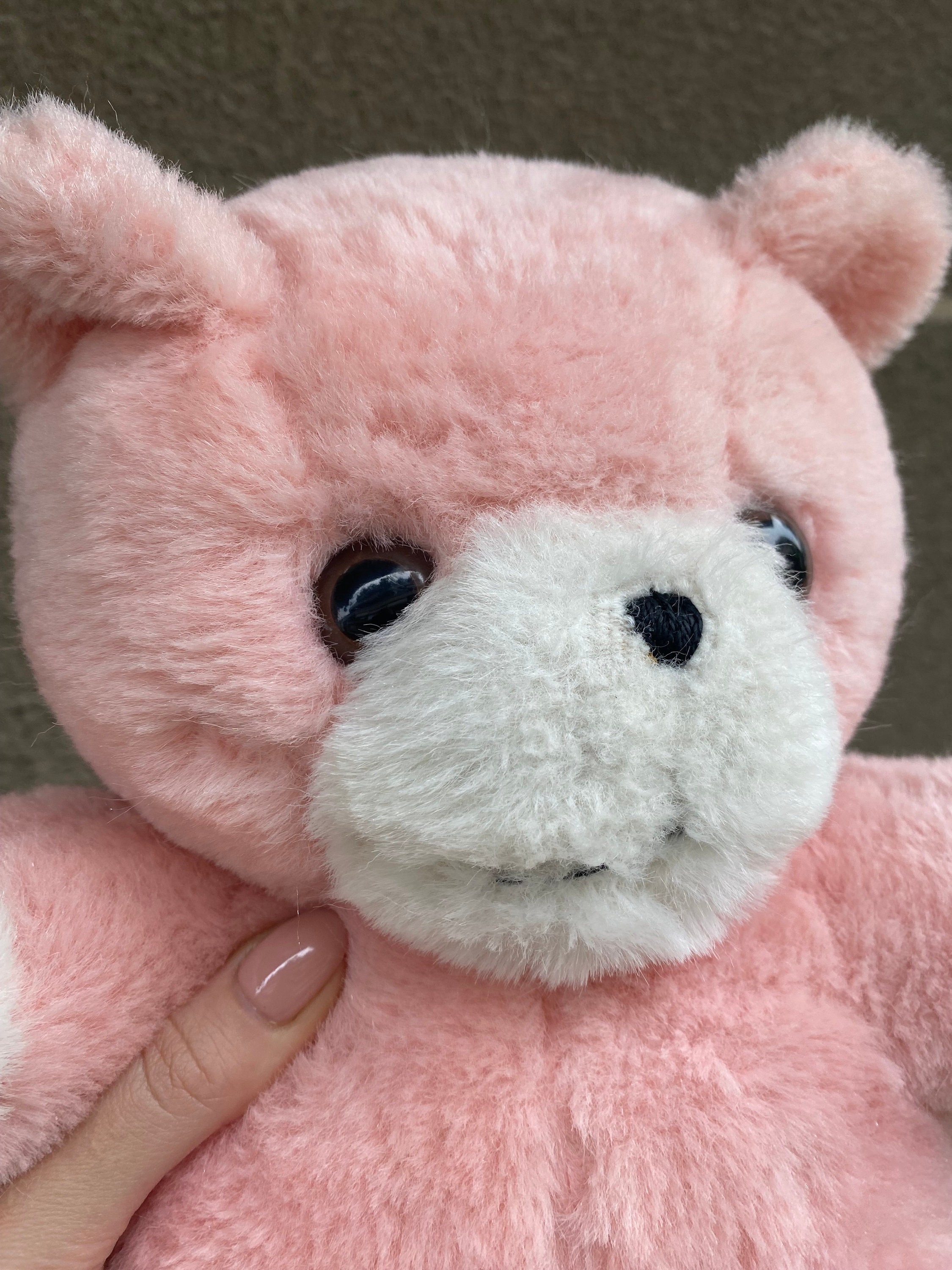 白い足を持つヴィンテージピンクのクマのぬいぐるみ、古いクマの