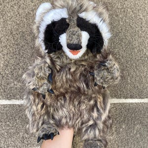 Könnte beinhalten: Ein Set aus drei Keramikbechern mit gesprenkelter, matter Oberfläche. Die Becher sind in den Farbtönen Creme, Hellgrau und Dunkelgrau gehalten. Jeder Becher hat ein schlichtes, minimalistisches Design und einen abgerundeten Henkel.