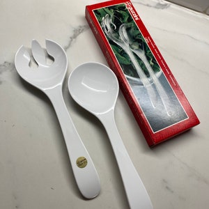 Peut inclure: Ensemble de service à salade en plastique blanc avec une fourchette et une cuillère. L'ensemble est fabriqué par Guzzini et est emballé dans une boîte rouge avec le nom de la marque imprimé dessus.