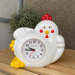 Vintage Chicken Clock 1980s SEMI-WORKING (read description pls), fun Rooster bedside or desk plastic clock