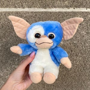 Raro peluche blu Gizmo Gremlins 2 del 1993, un piccolo e tenero peluche vintage Gizmo, perfetto come regalo per un collezionista.