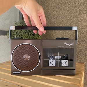 Vintage seltener Super Slim AM / FM Radio-Kassettenspieler 1980er Jahre made in Hong Kong ARBEITEN neue alte Lager, internationales tragbares Retro-braunes Radio