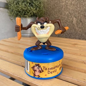 Figura in pvc vintage Taz Tasmanian Devil su una base Looney Tunes anni 2000, deodorante per ambienti con statuetta Taz (vuoto)