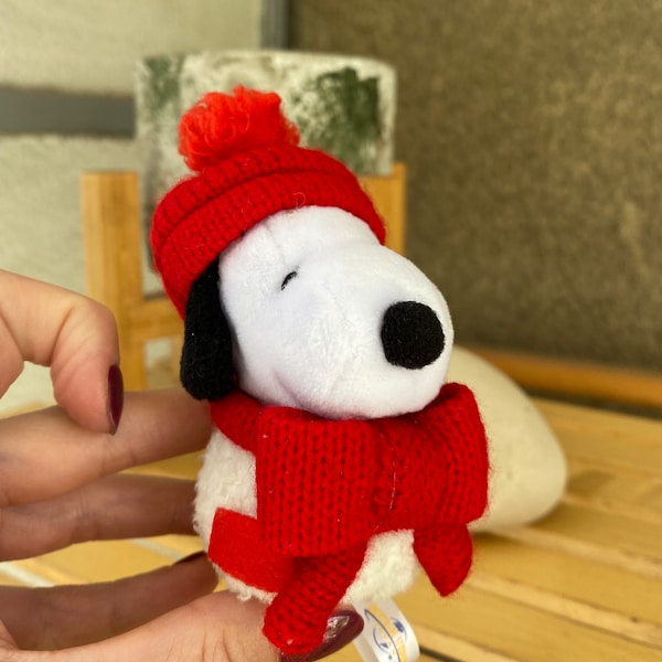 Rare petit porte-clés en peluche Snoopy avec chapeau rouge, écharpe et gants Japon, joli porte-clés en peluche Snoopy Peanuts en peluche pour un cadeau