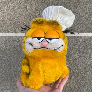 Vintage Garfield plush toy in chef’s hat 1981 Dakin made in Korea, collectable cute lazy Garfield plushie stuffed tabby cat