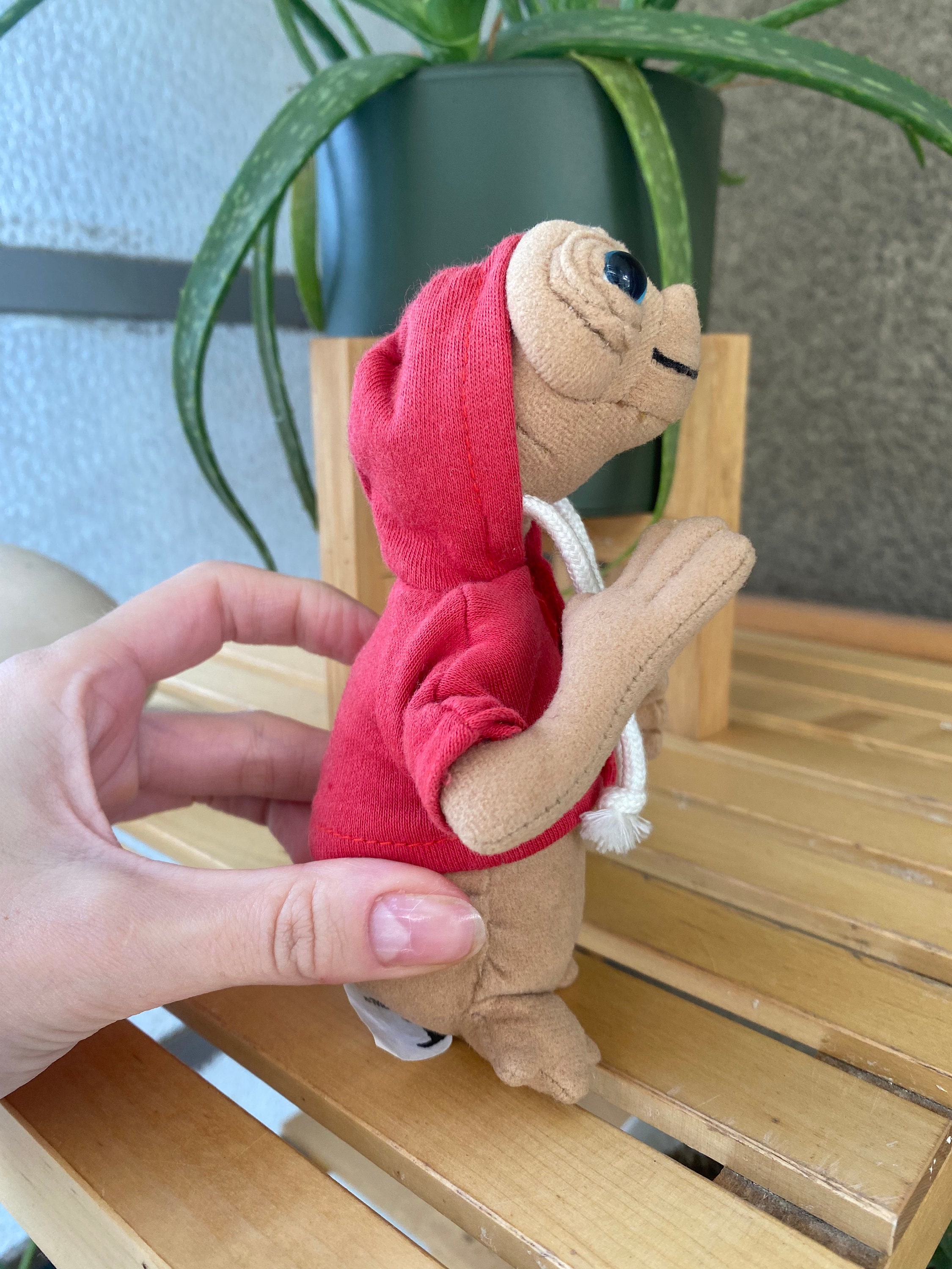 Small ET Extra Terrestrial Plush Toy: Collectable Alien in Red 