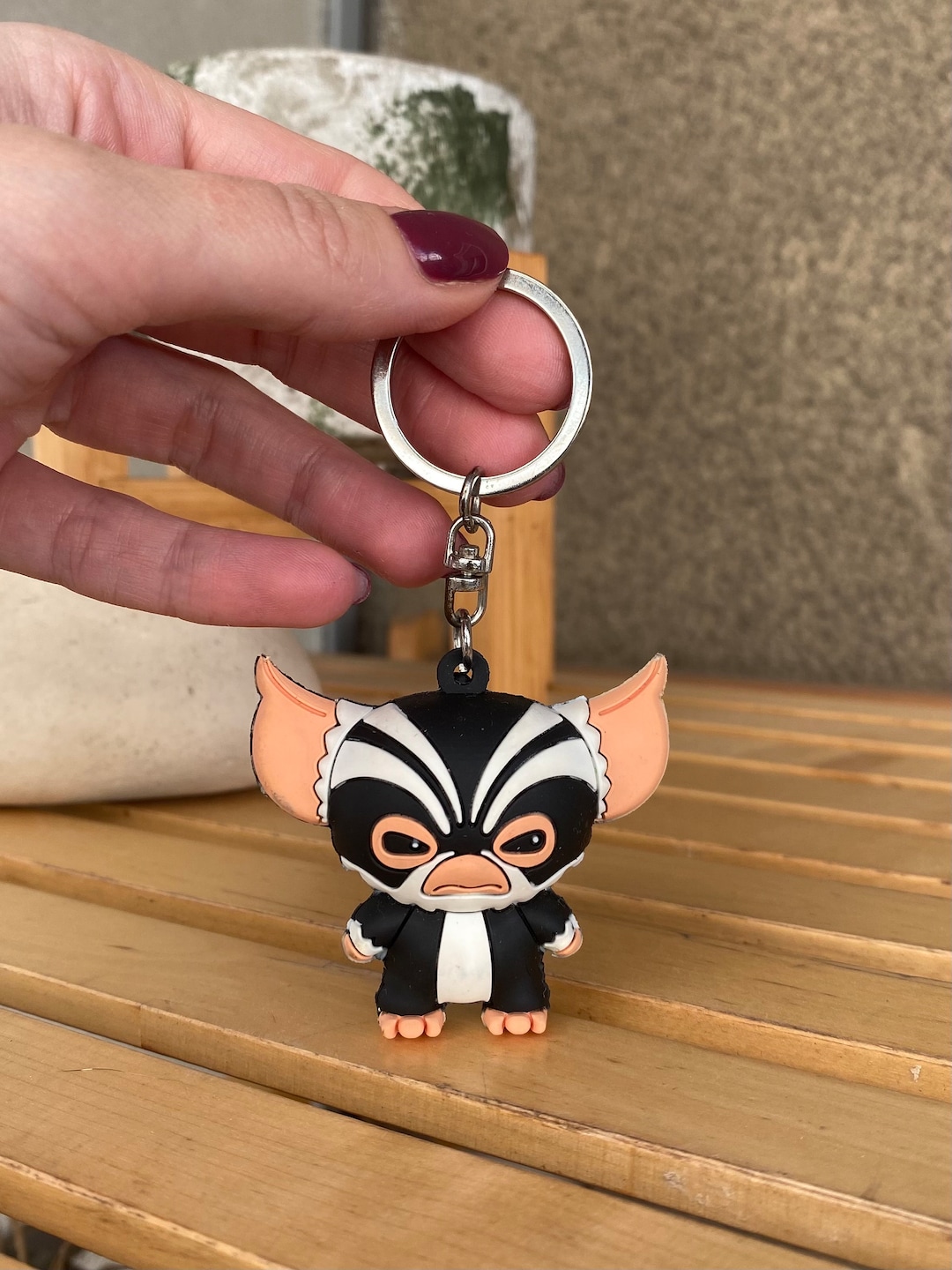 グレムリン キーホルダー Evil Gremlin Mohawk Figurine Keychain: Black & White Collectible