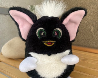 珍しいピンクとベージュのファービー偽物。美しい目の色で動作せず