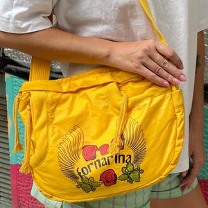 Vintage Fornarina gelbe Nylon Tasche Crossbody 2000er Jahre new old stock unbenutzte, bunte Reisetasche mit langem Schultergurt, Sommertasche