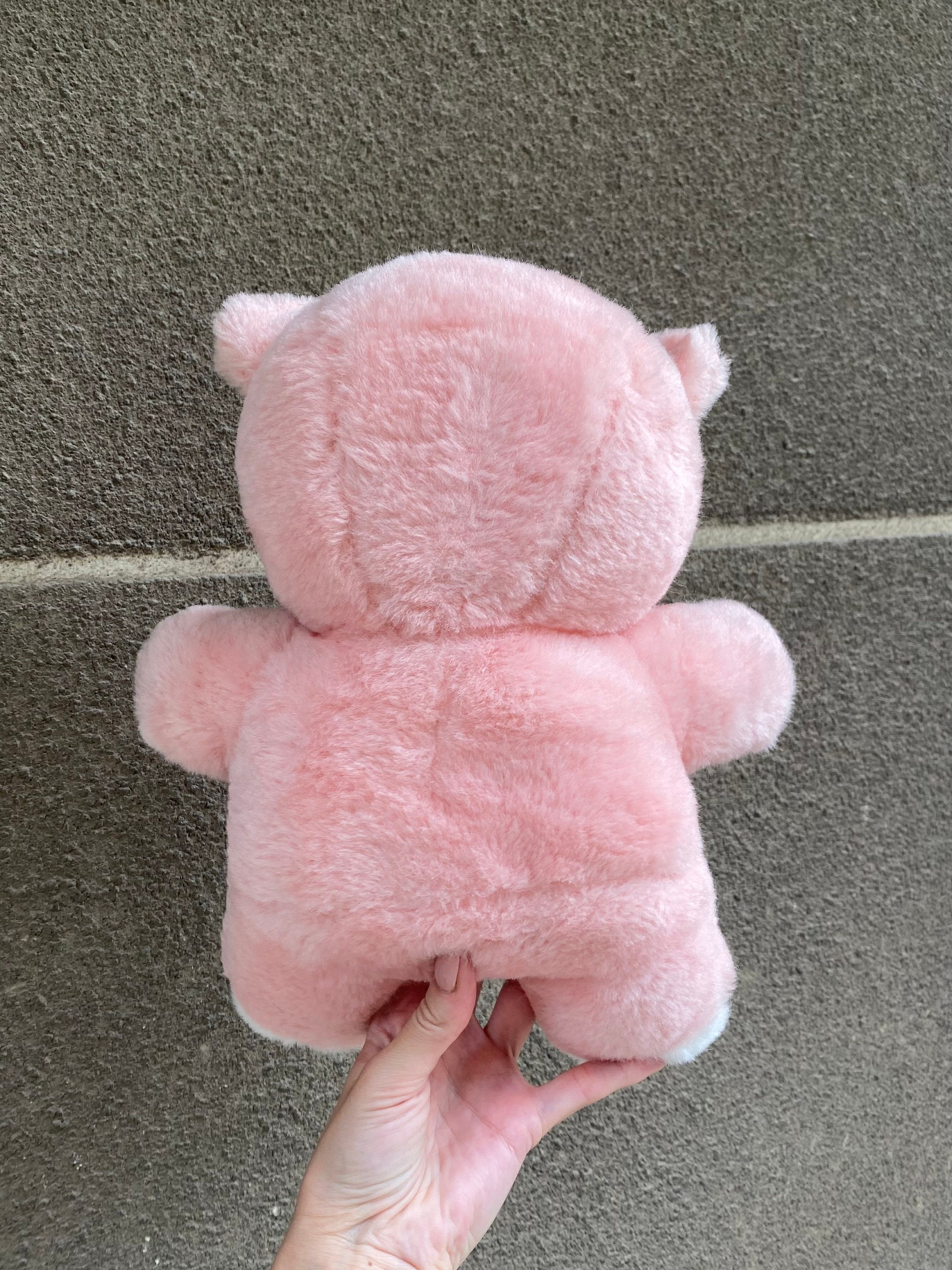 白い足を持つヴィンテージピンクのクマのぬいぐるみ、古いクマの