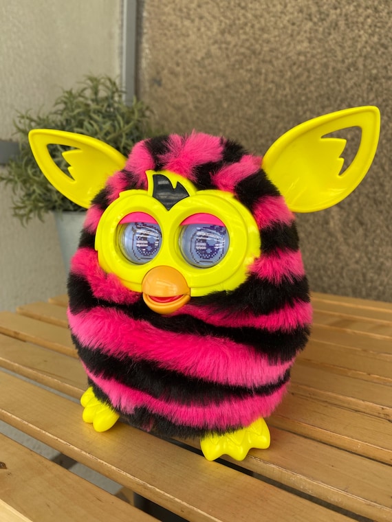 ファービーブーム2013：ピンク＆ブラックストライプのインタラクティブ